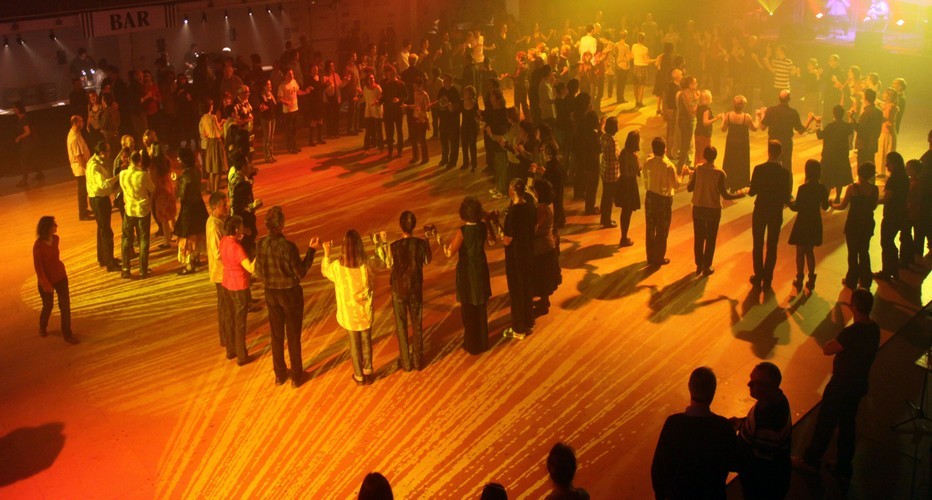 Le fest-noz est un rassemblement festif basé sur la pratique collective des danses traditionnelles de Bretagne, accompagnées de chants ou musiques instrumentales. (Crédit photo David Raynal)