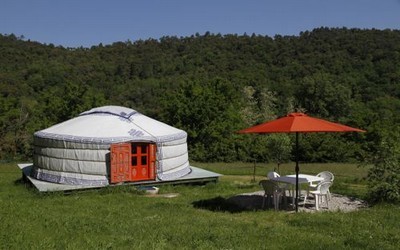 Dormir dans une yourte mongole en pleine verdure..... (Crédit photo location-vacances-collobrieres) Dormir dans une yourte mongole en pleine verdure..... (Crédit photo location-vacances-collobrieres)
