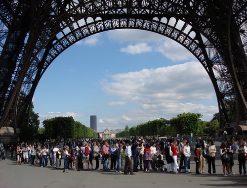 Longue queue de touristes aux pieds de la Tour Eiffel (Crédit photo Marie-Julie Gagnon -Taxi-brousse)
