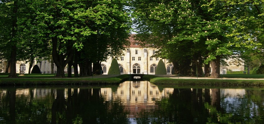 Dès l'entrée le visiteur découvre à l'xtrémité du canal le bâtiment des moines (Crédit photo CamilleRidoux.)