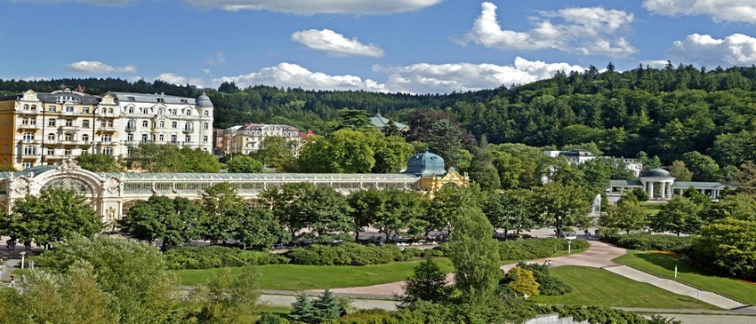 Marienbad est construite autour d’un grand parc boisé imaginé par le paysagiste Vaclav Skalnik, entouré d’immeubles imposants aux façades colorées rehaussées d’enluminures, de balcons et de bas-reliefs qui respirent la paix et la sérénité (Crédit photo Czechtourism.com)