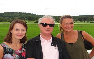 L’auteure Christelle Williatte (à gauche) aux côtés des acteurs Daniel Prévost et Marion Dumas. (Crédit photo Bertrand Munier)