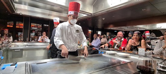 Le MSC Seaside propose également un large choix de restaurants avec terrasses à ciel ouvert et des spécialités culinaires internationales. Ici l’Asian Market Kitchen avec à sa tête Roy Yamaguchi, un chef panasiatique de renommée mondiale @ David Raynal Le MSC Seaside propose également un large choix de restaurants avec terrasses à ciel ouvert et des spécialités culinaires internationales. Ici l’Asian Market Kitchen avec à sa tête Roy Yamaguchi, un chef panasiatique de renommée mondiale @ David Raynal