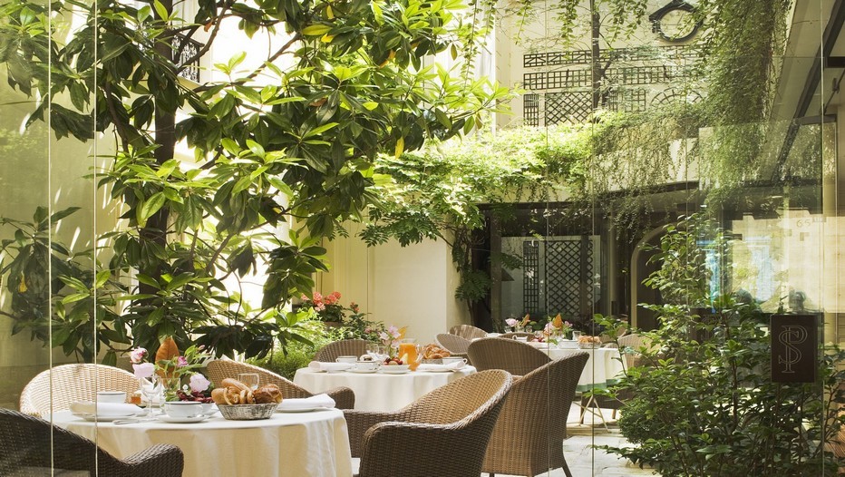 l’hôtel des Saints Pères s’organise autour d’un patio central arboré, conférant une source de lumière naturelle à la majorité des chambres de l’hôtel. (Crédit photo Christophe Bielsa)