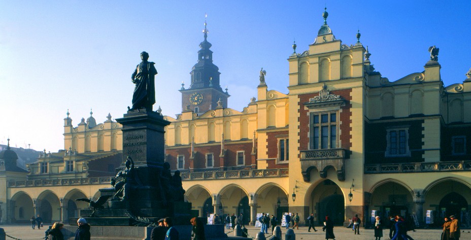 La halle aux draps devant la statue du poète d’Adam Mickiewicz @OT Pologne La halle aux draps devant la statue du poète d’Adam Mickiewicz @OT Pologne