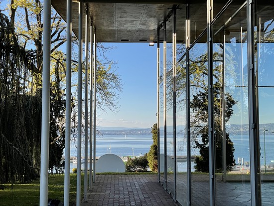 En 1984, les Thermes evian® s’installent sur le  site actuel, au bord du lac, et en 2012, l’établissement est totalement rénové par l’architecte Oliver Chabaud. Crédit photo Edouard Guibaud.