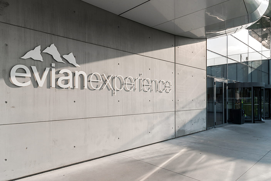 L’Evian Expérience étonne par sa superficie de 130000m2, ses 14 lignes de conditionnement ultra-modernes. Crédit photo Hervé Schmelz. L’Evian Expérience étonne par sa superficie de 130000m2, ses 14 lignes de conditionnement ultra-modernes. Crédit photo Hervé Schmelz.