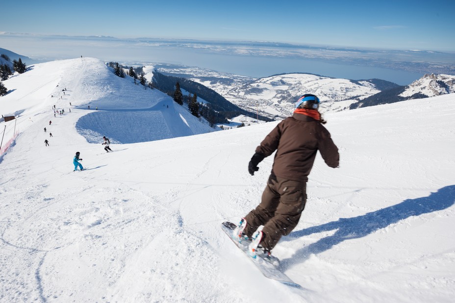 Perché sur un plateau à 1 000 m d’altitude, au pied de la montagne des Mémises, Thollon-les-Mémises offre une vue panoramique incomparable sur le lac Léman. Crédit photo Pierre Thiriet.