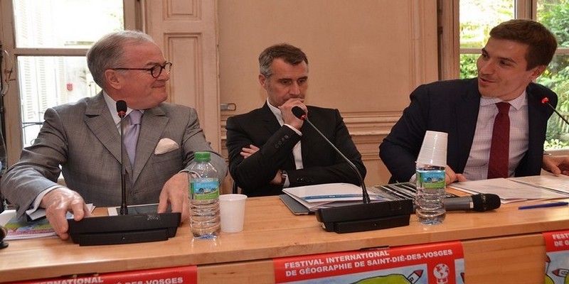 De gauche à droite : Christian Perret, Président-fondateur du FIG, Député-Maire honoraire de Saint-Dié-des-Vosges Vice-Président du Conseil Franco-Britannique. Xavier Bredin, secrétaire général du Centre National du Livre à Paris; David Valence, Maire de Saint-Dié-des-Vosges (Crédit photo David Raynal) De gauche à droite : Christian Perret, Président-fondateur du FIG, Député-Maire honoraire de Saint-Dié-des-Vosges Vice-Président du Conseil Franco-Britannique. Xavier Bredin, secrétaire général du Centre National du Livre à Paris; David Valence, Maire de Saint-Dié-des-Vosges (Crédit photo David Raynal)