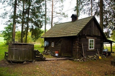 L’une des  expériences les plus originales demeure le sauna à fumée qui est chauffé pendant une demi-journée, et où le sauna lui-même peut durer plusieurs heures (Crédit Photo OT Estonie)