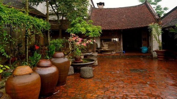 Dans le village séculaire de Duong Lam Dans les cours des maisons, les jarres fermées où fermente la sauce de soja sont alignées le long des murets.(Crédit photo Vietnamtourism.gov.vn) Dans le village séculaire de Duong Lam Dans les cours des maisons, les jarres fermées où fermente la sauce de soja sont alignées le long des murets.(Crédit photo Vietnamtourism.gov.vn)