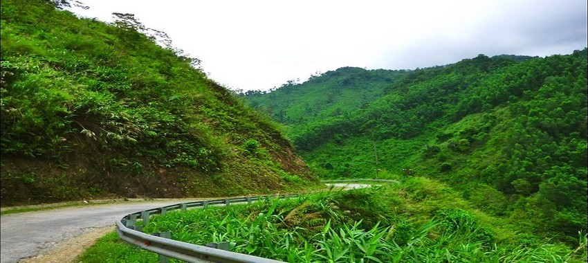 Les paysages verdoyants que traverse  l’ancienne piste Hô Chi Minh (Crédit photo DR)