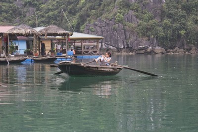 De nombreuses familles de pêcheurs vivent sur des maisons flottantes (Crédit photo Yves Rinauro)