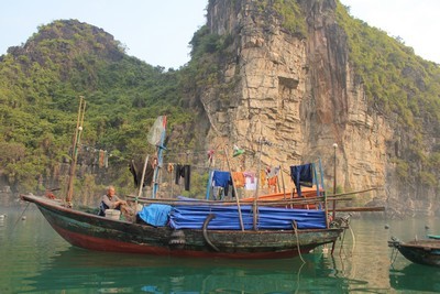 Un pêcheur étend son linge. Sa jonque est son habitation (Crédit photo DR)