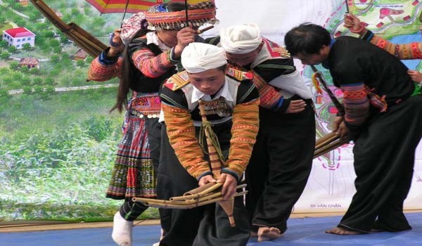 A la tombée de la nuit à Sapa un flutiste traditionnel donne un concert. Il serre ses flûtes de roseau dans un carquois, et chacune est d’une tonalité différente.( Crédit photo DR)