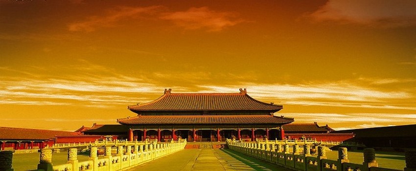 Il fait chaud, très chaud, dans la cité impériale, en dehors des galeries, récemment reconstruites. Car la cité impériale a souffert des guerres. (Crédit photo French.Visibeijing.com.cn) Il fait chaud, très chaud, dans la cité impériale, en dehors des galeries, récemment reconstruites. Car la cité impériale a souffert des guerres. (Crédit photo French.Visibeijing.com.cn)