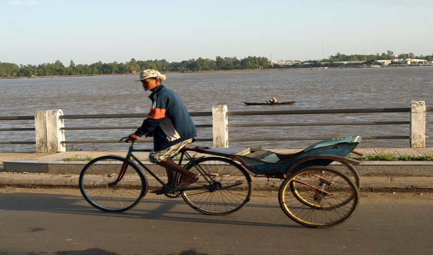 Notre guide nous raconte son parcours : "J’ai fait tous les métiers. J’ai d’abord et longtemps été sur un pousse-pousse. Pas ceux des touristes. Je transportais des charges de 600, voire 700 kgs. C’était très dur." (Crédit photo DR) Notre guide nous raconte son parcours : "J’ai fait tous les métiers. J’ai d’abord et longtemps été sur un pousse-pousse. Pas ceux des touristes. Je transportais des charges de 600, voire 700 kgs. C’était très dur." (Crédit photo DR)