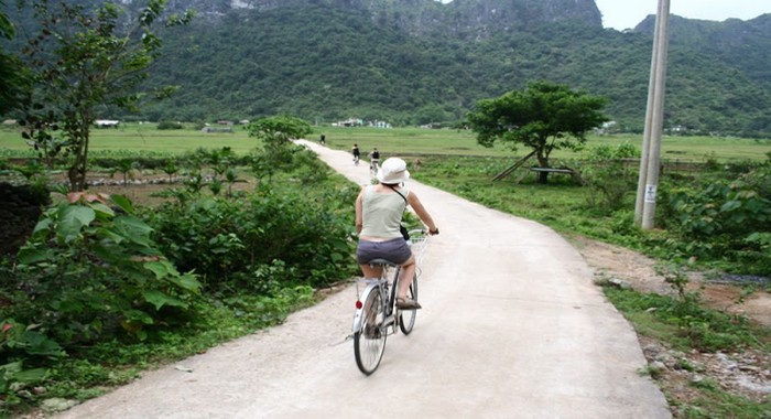 Avant de partir, nous prenons les bicyclettes et allons une dernière fois admirer les rizières, survolées par les hérons. (Crédit photo DR) Avant de partir, nous prenons les bicyclettes et allons une dernière fois admirer les rizières, survolées par les hérons. (Crédit photo DR)