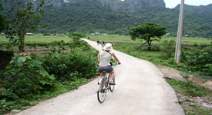 Avant de partir, nous prenons les bicyclettes et allons une dernière fois admirer les rizières, survolées par les hérons. (Crédit photo DR)