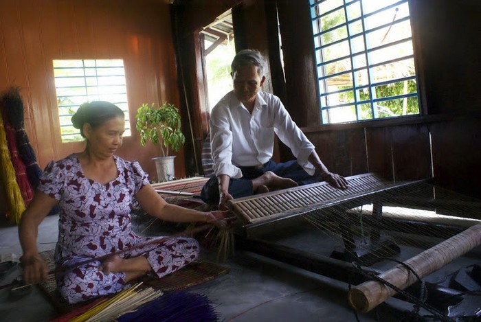 Travaux de tapisserie sur un métier très ancien (Crédit photo Yves Rinauro) Travaux de tapisserie sur un métier très ancien (Crédit photo Yves Rinauro)