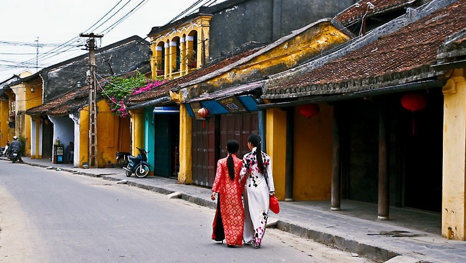 Balade de deux chinoises dans le vieux quartier de Hoi An (Crédit photo Exolandtravel)
