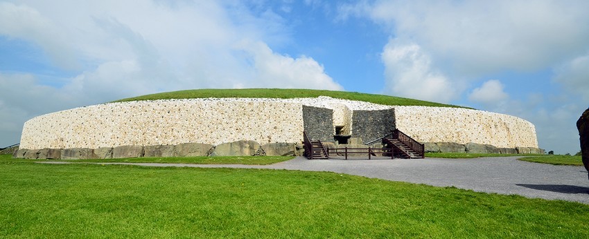 Newgrange est l’un des plus célèbres sites archéologiques d'Irlande, situé dans le Comté de Meath, au nord de Dublin. C’est un tumulus de 85 mètres de diamètre à l’intérieur duquel on atteint la chambre funéraire par un long passage couvert.(Crédit photo David Raynal)
