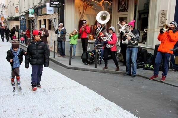 des forfaits ou des séjours en montagne seront à gagner au son de la fanfare en partenariat avec l’association des commerçants de St-Germain.(Crédit photo Mick Allouis)