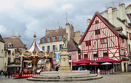 La place François Rude comporte quelques maisons à colombages médiévales  @Catherine Gary.