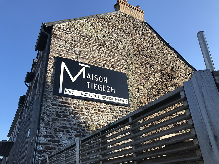 Bienvenue à la Maison Tieghez, qui en langue bretonne signifie la famille @ Richard Bayon. Bienvenue à la Maison Tieghez, qui en langue bretonne signifie la famille @ Richard Bayon.