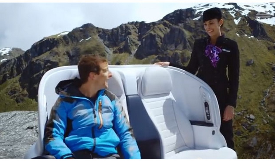 Air New Zealand fait tout pour inciter ses passagers à suivre les consignes de sûreté à bord. La video s’intitule « The Bear Essentials of Safety » et met en scène l’expert en survie qui donne les consignes de sécurité tout en arpentant Routeburn, une randonnée en Nouvelle Zélande. (Crédit photo DR) Air New Zealand fait tout pour inciter ses passagers à suivre les consignes de sûreté à bord. La video s’intitule « The Bear Essentials of Safety » et met en scène l’expert en survie qui donne les consignes de sécurité tout en arpentant Routeburn, une randonnée en Nouvelle Zélande. (Crédit photo DR)