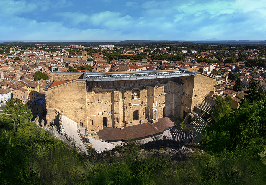 Vue d'ensemble de la ville surplombée par le Théâtre antique - © DR Vue d'ensemble de la ville surplombée par le Théâtre antique - © DR