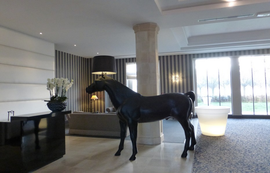 A l’hôtel Dolce, rénové et agrandi en 2008, où de grands chevaux en bronze vous accueillent à l’arrivée. (Crédit photo Catherine Gary)