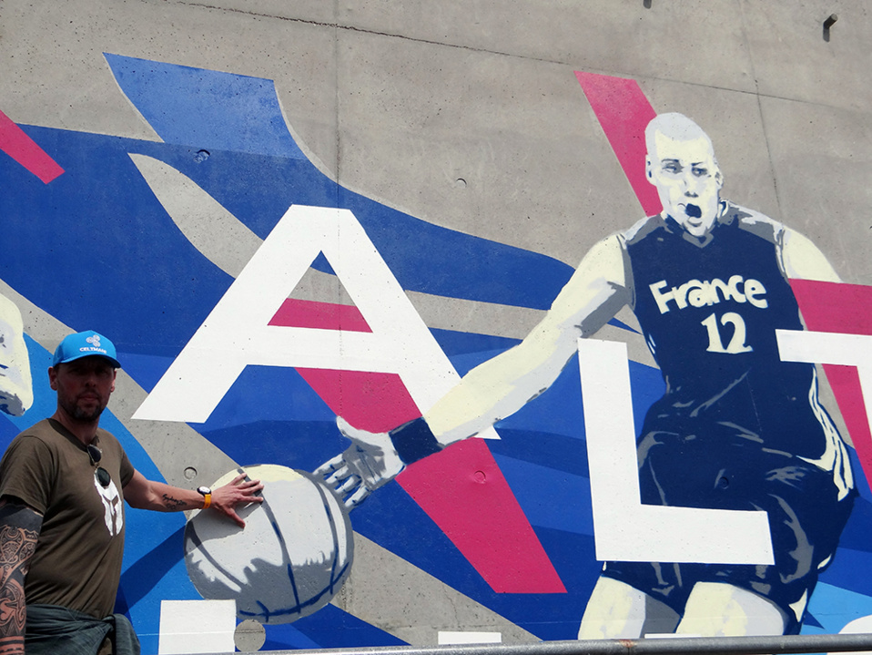 Le basketteur Cyril Julian est parrain de l'opération. Médaillé de bronze au championnat d'Europe 2005, il est aussi vice-champion olympique aux Jeux de Sydney en 2000. @ Bertrand Munier. Le basketteur Cyril Julian est parrain de l'opération. Médaillé de bronze au championnat d'Europe 2005, il est aussi vice-champion olympique aux Jeux de Sydney en 2000. @ Bertrand Munier.