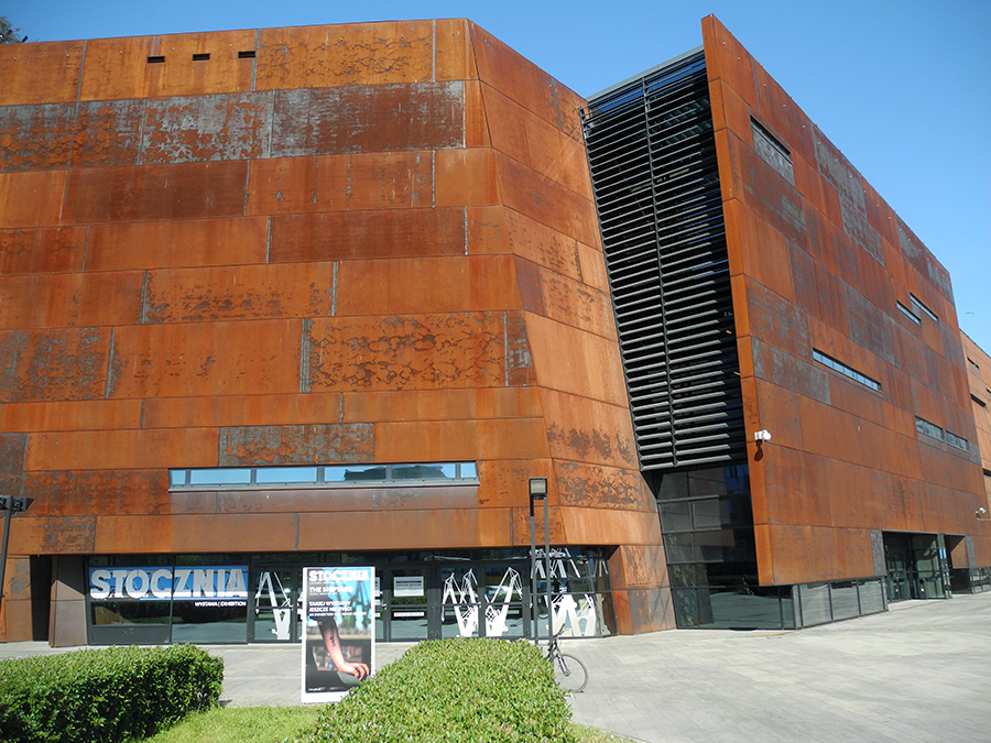 Le Centre Européen de Solidarité, et sa masse d’acier Corten @ Claude Vautrin.