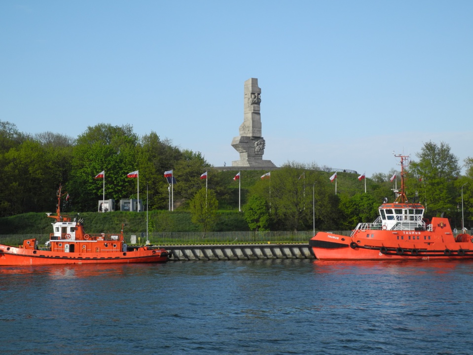 A l’approche du large, un imposant monument de granit, érigé en mémoire des défenseurs de la côte ayant courageusement résisté aux premières attaques des troupes allemandes en 1939 @ Claude Vautrin.