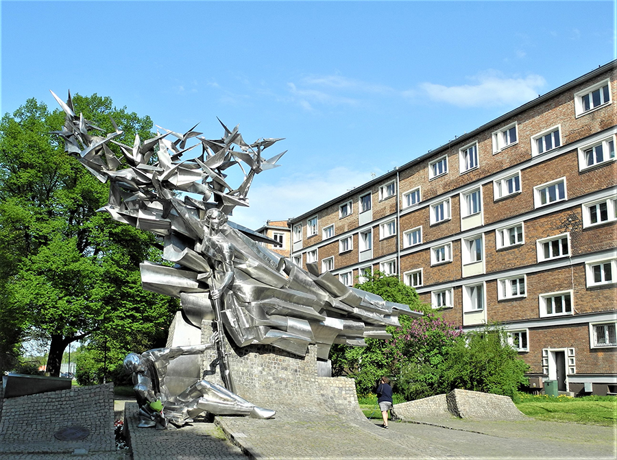 La Poste et son musée, et le monument aux postiers résistants de septembre 1939 @ Claude Vautrin.