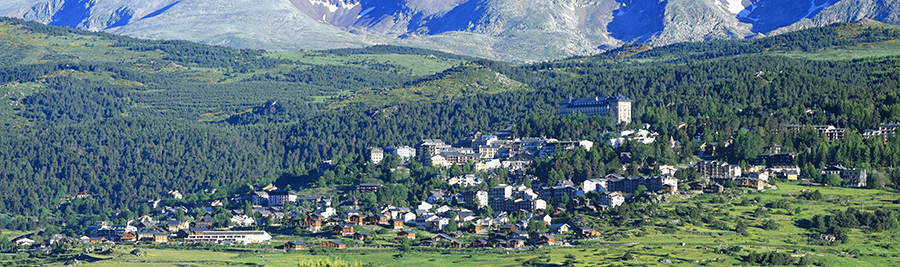 En plein cœur du Parc Naturel Régional des Pyrénées Catalanes, Font-Romeu est  un village typiquement cerdan perché entre 1200 et 1800 mètres d'altitude @ OT Font-Romeu.