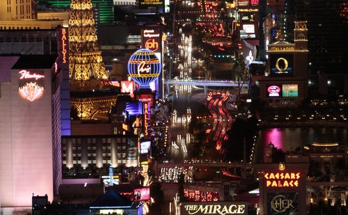 Los Vegas  n'est qu'une succession de projets pharaoniques lancés souvent par de grandes  entreprises selon le principe du  "toujours plus grand, toujours plus luxueux". tel l'édification du Caesar's Palace rendez-vous du show-business.  (Crédit Photo www.lasvegas.com)