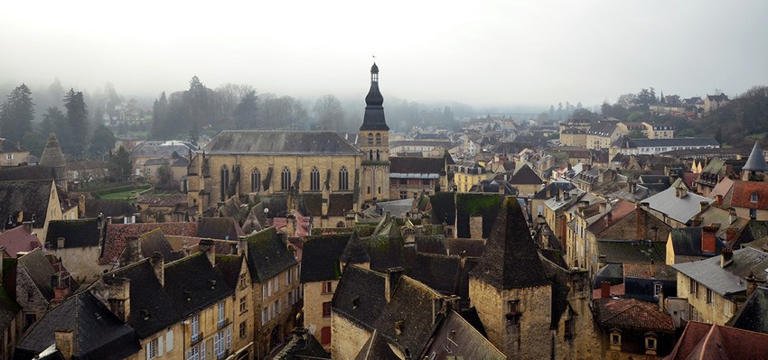 L’histoire de Sarlat bénéficie de la note exceptionnelle de trois étoiles au Guide Vert pour son patrimoine. L’ensemble de ses atouts, (histoire, culture, gastronomie, architecture) sont tout au long de l’année une source d’inspiration pour organiser des expositions, des festivals et des visites (Crédit photo David Raynal).