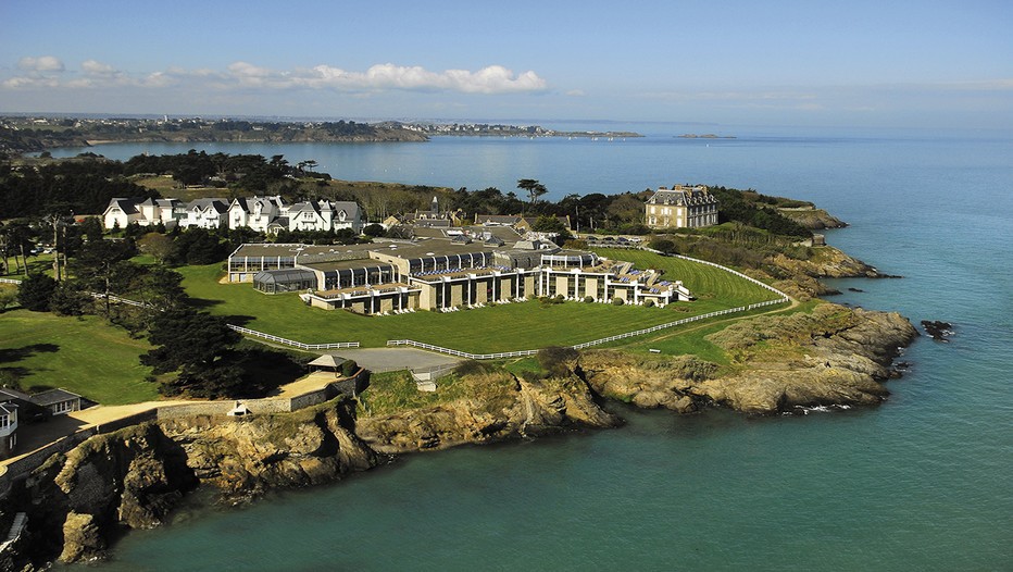 Ouvert en 1990, l’Institut de thalassothérapie entièrement rénové, avec ses vastes espaces ouverts sur la mer, s’intègre parfaitement à son environnement.La nouvelle décoration, soignée et élégante, signée Eric Gizard, apporte plaisir, relaxation et harmonie. L’Institut comprend également un spa et un Espace Forme avec piscine de détente, parcours marin, hammam, salle de cardio…(Crédit photo Didier Chazal) Ouvert en 1990, l’Institut de thalassothérapie entièrement rénové, avec ses vastes espaces ouverts sur la mer, s’intègre parfaitement à son environnement.La nouvelle décoration, soignée et élégante, signée Eric Gizard, apporte plaisir, relaxation et harmonie. L’Institut comprend également un spa et un Espace Forme avec piscine de détente, parcours marin, hammam, salle de cardio…(Crédit photo Didier Chazal)
