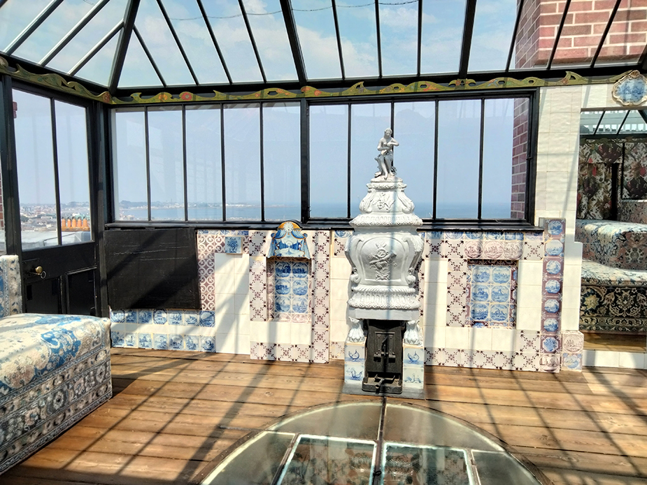 Le belvédère dans la maison Hauteville House de Victor Hugo où l'auteur a écrit notamment son roman Les Travailleurs de la mer @ Visit Guernesey. Le belvédère dans la maison Hauteville House de Victor Hugo où l'auteur a écrit notamment son roman Les Travailleurs de la mer @ Visit Guernesey.