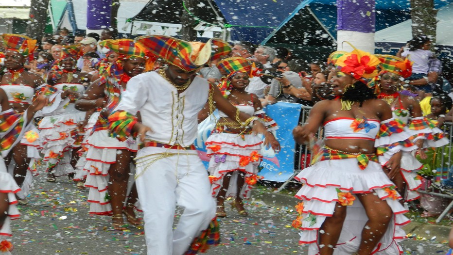 Le Carnaval désormais « populaire »  appartient  à la culture créole guyanaise mais fédère également les communautés métropolitaines, brésiliennes et asiatiques. (Crédit photo ad-ventures.fr)