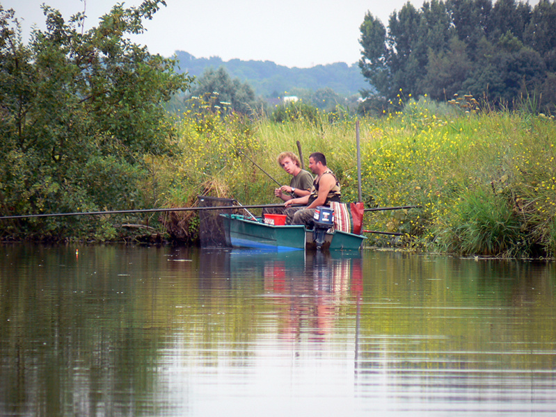 Les pêcheurs du marais à bord de leurs escutes @ André Degon Les pêcheurs du marais à bord de leurs escutes @ André Degon