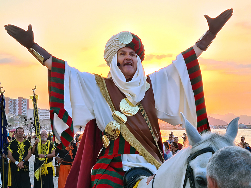 Moros y Cristianos, un hommage au sens de la fête de l'Espagne éternelle à ne manquer sous aucun prétexte @ David Raynal Moros y Cristianos, un hommage au sens de la fête de l'Espagne éternelle à ne manquer sous aucun prétexte @ David Raynal