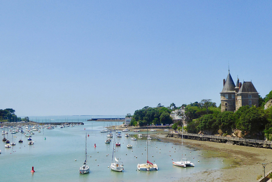 Vue du port et de son château. Crédit photo Catherine Gary.