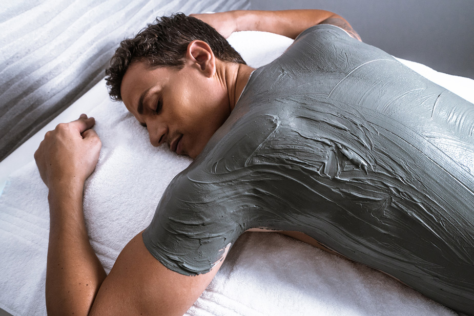 Application d'argile. Thalasso Pornic @J.HIHN Application d'argile. Thalasso Pornic @J.HIHN