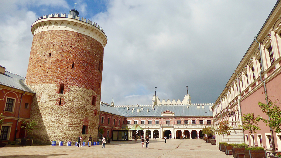 Le donjon médiéval surplombe la vaste cour intérieure du château © Catherine Gary