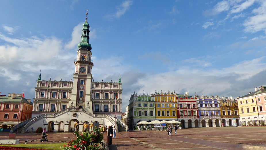 La grand place de Zamosc, son hôtel de ville et ses façades arméniennes multicolores © Catherine Gary