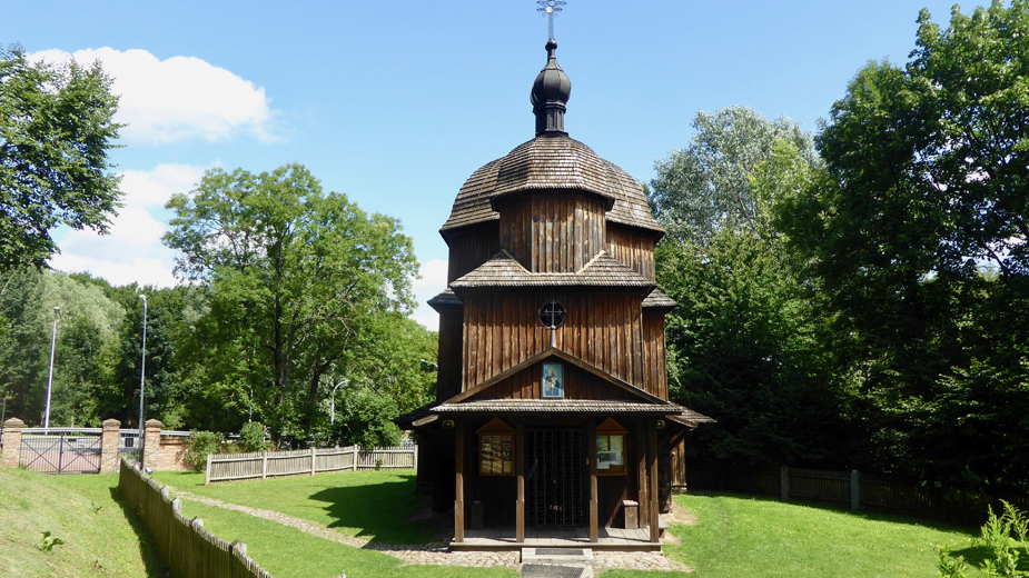 Petite église traditionnelle dans le parc ethnologique © Catherine Gary