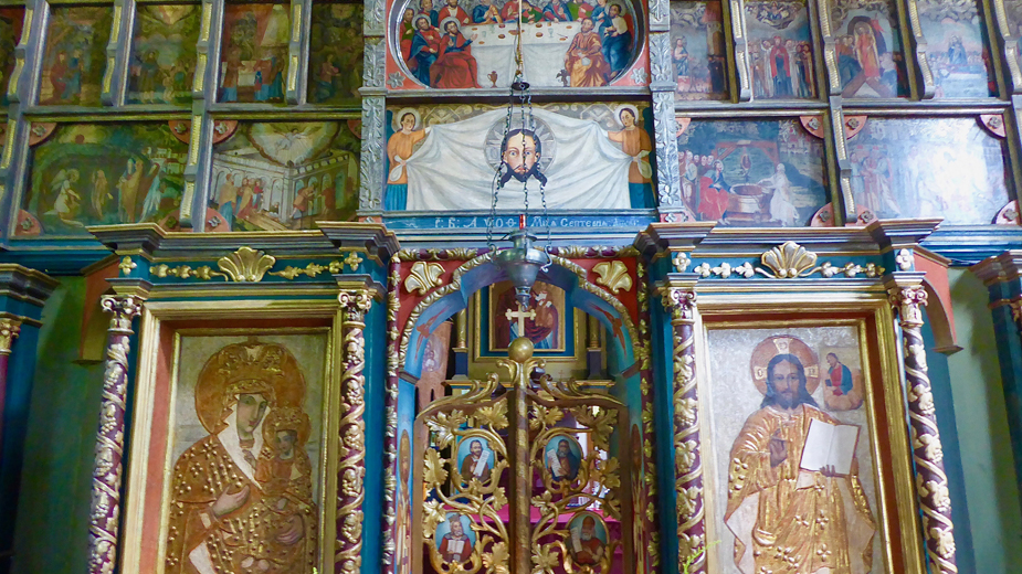 Interieur d'une vielle église en bois © Catherine Gary